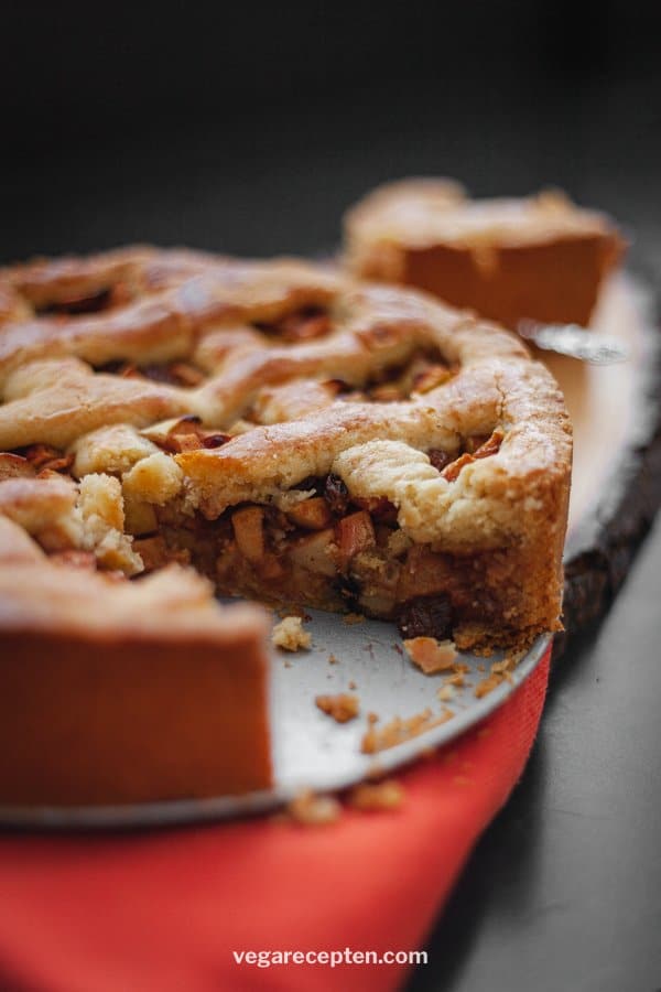 Making vegan apple pie recipe