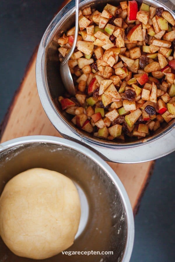Vegan apple pie dough and apple pie filling