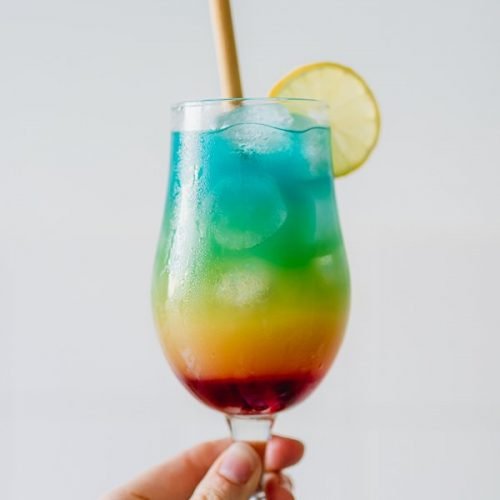 Regenboog cocktail met blue curacao