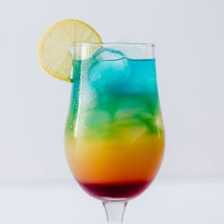 Regenboog paradise cocktail met blue curacao