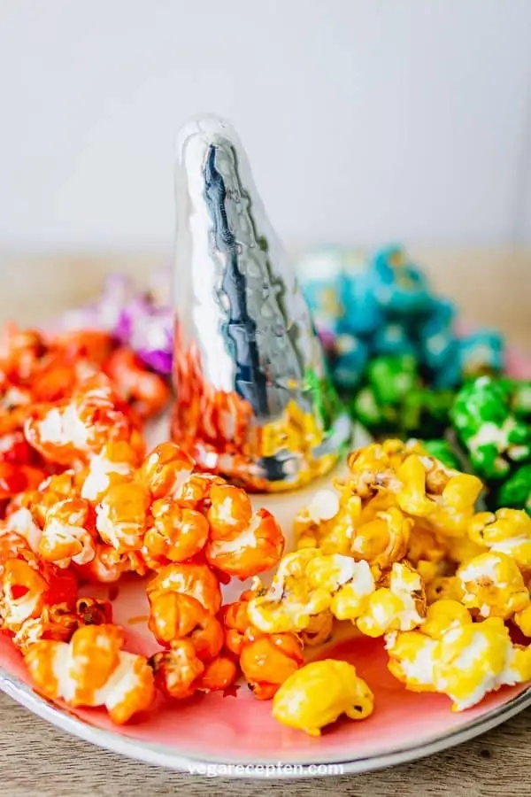 Zoete popcorn maken in regenboogkleuren