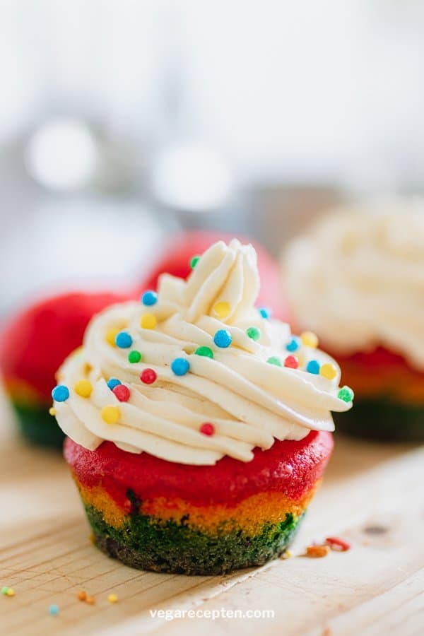 Regenboog cupcakes botercreme en discodip