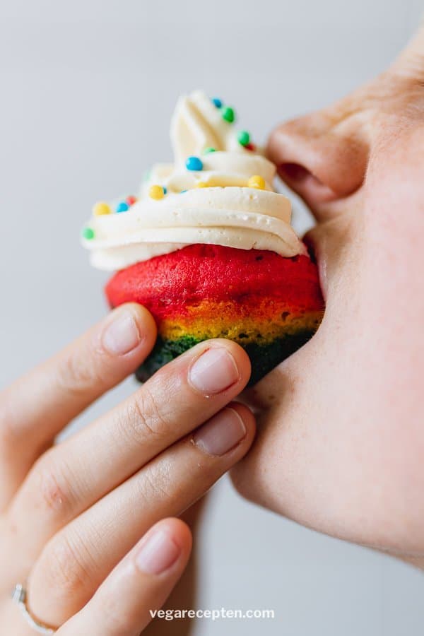 Regenboog cupcakes eten