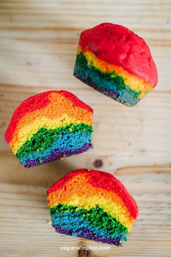 Regenboog cupcakes opengesneden