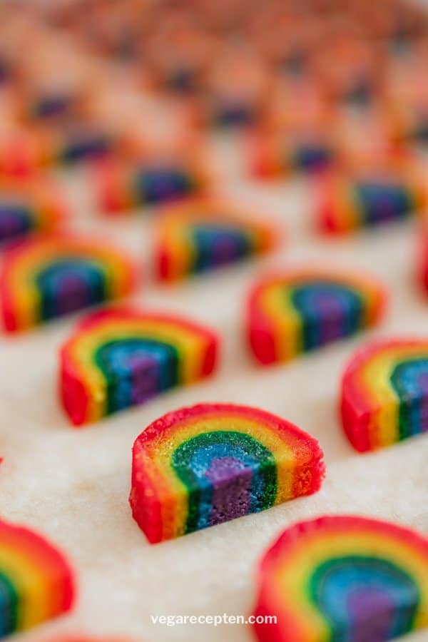 Regenboog gekleurde koekjes bakken