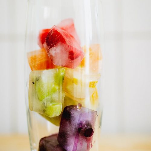 Regenboog ijsblokjes met fruit